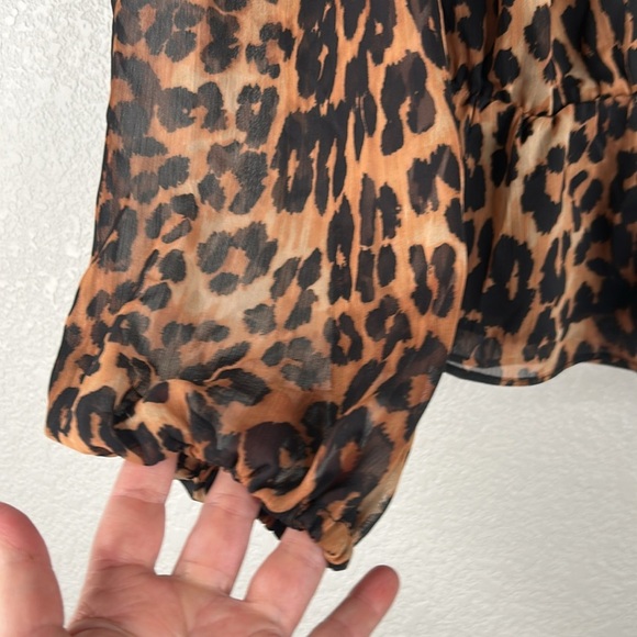 Tahari Brown & Black Leopard V-Neck Puffy Sleeve Elastic Waist Top Size Medium - Picture 2 of 6